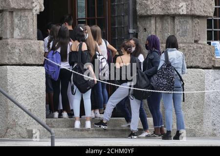 Bergamo, Italien. September 2020. Nach mehr als sechs Monaten öffnen sich die Schulen in Italien wieder, der erste Schultag in Bergamo. (Foto: Luca Ponti/Pacific Press) Quelle: Pacific Press Media Production Corp./Alamy Live News Stockfoto