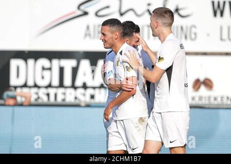 WAALWIJK, NIEDERLANDE - 13. SEPTEMBER: Oussama Darfalou von Vitesse feiert sein Ziel mit seinen Teamkollegen Thomas Bruns von Vitesse, Jacob Rasmussen von Vitesse während des eredivisie-Spiels zwischen RKC Waalwijk und Vitesse Arnhem am 13. September 2020 in Waalwijk, Niederlande. *** Ortsüberschrift *** Oussama Darfalou Stockfoto