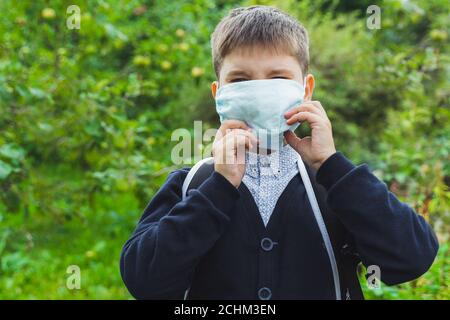 Kind Junge setzen auf chirurgische Maske für Coronavirus Prävention. Zurück zur Schule. Preteen Kind in Schutzmaske. Gesundheit, Sicherheit, Grippe-Virus, Pandemie, Luft po Stockfoto