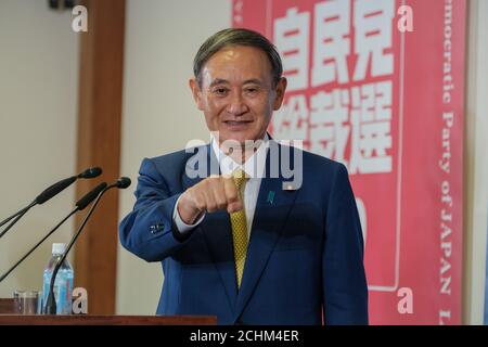 Tokio, JAPAN. September 2020. Japans ehemaliger Chief Cabinet Secretary SUGA YOSHIHIHIDE Gesten vor einer Pressekonferenz im Hauptquartier der LDP (Liberal Democratic Party), nachdem er zum Parteipräsidenten in Tokio, Japan gewählt wurde. Quelle: POOL/ZUMA Wire/Alamy Live News Stockfoto