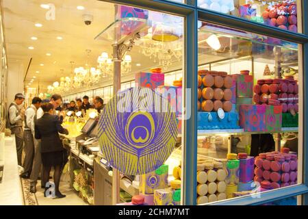 Bunte Konditorei von Ladurée in Paris. Blick durch das Fenster. Stockfoto