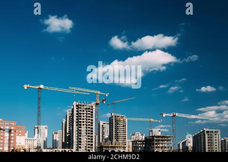 Baukran ist an der Entwicklung EINES neuen mehrstöckigen beteiligt Wohngebäude Stockfoto