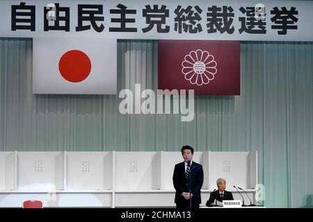 Tokio, Japan. September 2020. (Japans Premierminister Shinzo Abe spricht bei den Führungswahlen der Liberaldemokratischen Partei in Tokio, Japan, Spet. 14, 2020. Yoshihide Suga wurde am Montag auf einer gemeinsamen Plenarsitzung von Parteimitgliedern aus beiden Häusern des Parlaments und Delegierten aus lokalen Kapiteln zum neuen Präsidenten der regierenden LDP gewählt. (Eugene Hoshiko/Pool via Xinhua) Quelle: Xinhua/Alamy Live News Stockfoto