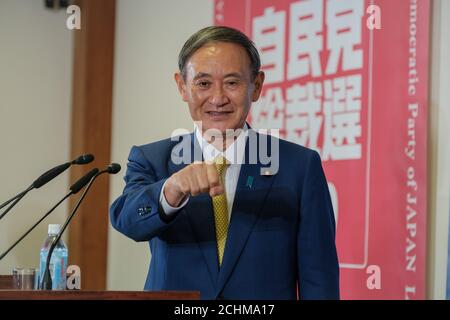 Tokio, Japan. September 2020. (Yoshihihide Suga, neuer Präsident der regierenden Liberaldemokratischen Partei Japans (LDP), Gesten vor einer Pressekonferenz in Tokio, Japan am 14. September 2020. Yoshihide Suga wurde am Montag auf einer gemeinsamen Plenarsitzung von Parteimitgliedern aus beiden Häusern des Parlaments und Delegierten aus lokalen Kapiteln zum neuen Präsidenten der regierenden LDP gewählt. (Nicolas Datiche/Pool via Xinhua) Quelle: Xinhua/Alamy Live News Stockfoto