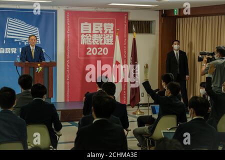 Tokio, Japan. September 2020. (Yoshihihide Suga, neuer Präsident der regierenden Liberaldemokratischen Partei Japans (LDP), nimmt am 14. September 2020 an einer Pressekonferenz in Tokio, Japan, Teil. Yoshihide Suga wurde am Montag auf einer gemeinsamen Plenarsitzung von Parteimitgliedern aus beiden Häusern des Parlaments und Delegierten aus lokalen Kapiteln zum neuen Präsidenten der regierenden LDP gewählt. (Nicolas Datiche/Pool via Xinhua) Quelle: Xinhua/Alamy Live News Stockfoto