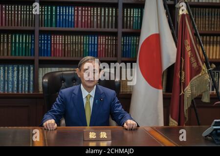 Tokio, Japan. September 2020. (Yoshihihide Suga, neuer Präsident der regierenden Liberaldemokratischen Partei Japans (LDP), posiert am 14. September 2020 in Tokio, Japan, für ein Portraitbild. Yoshihide Suga wurde am Montag auf einer gemeinsamen Plenarsitzung von Parteimitgliedern aus beiden Häusern des Parlaments und Delegierten aus lokalen Kapiteln zum neuen Präsidenten der regierenden LDP gewählt. (Nicolas Datiche/Pool via Xinhua) Quelle: Xinhua/Alamy Live News Stockfoto