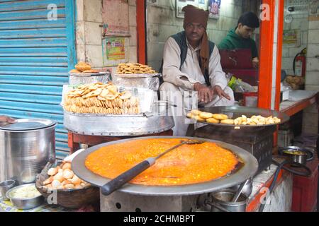 Straßenverkäufer von frittierten Lebensmitteln in Delhi, Indien Stockfoto