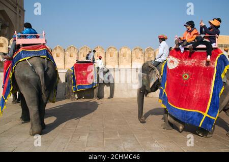 Elefanten entladen Touristen in Amber Fort, Indien Stockfoto