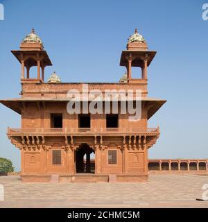 Befestigte Stadt Fatehpur Sikri gegen blauen Himmel Stockfoto