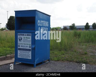 Kleiderbehälter. Stockfoto