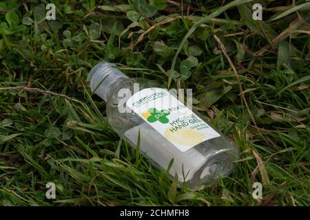 Eine leere Plastikflasche, die ursprünglich ein Händedesinfektionsmittel enthielt. Stockfoto