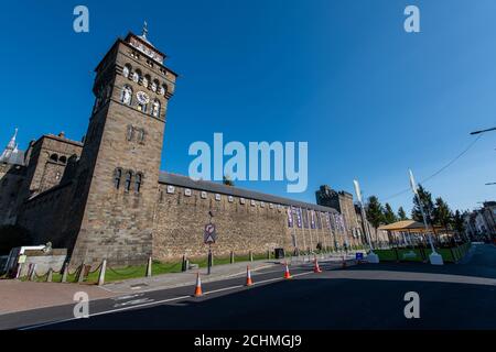 Cardiff, Wales, Großbritannien, 14. September 2020: Cardiff's Castle Street al fresco Dining area. Covid-19 Straßensperrung Stockfoto