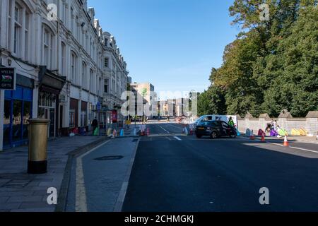 Cardiff, Wales, Großbritannien, 14. September 2020: Cardiff's Castle Street al fresco Dining area. Covid-19 Straßensperrung Stockfoto