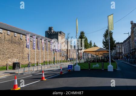 Cardiff, Wales, Großbritannien, 14. September 2020: Cardiff's Castle Street al fresco Dining area. Covid-19 Straßensperrung Stockfoto