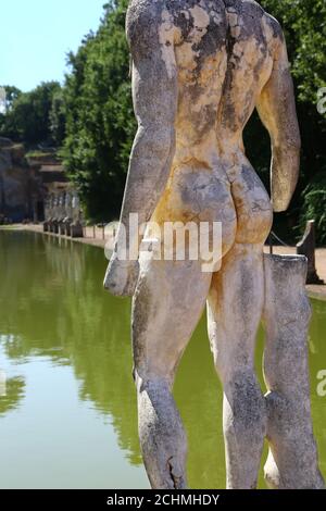 Römische Statue in der Nähe des Sees in Villa Adriana, Italien Stockfoto