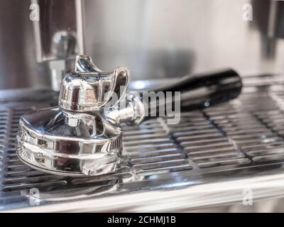 Kaffeevollautomat, Portafilter. Detailansicht auf dem Portafilter einer handelsüblichen Espressomaschine. Stockfoto