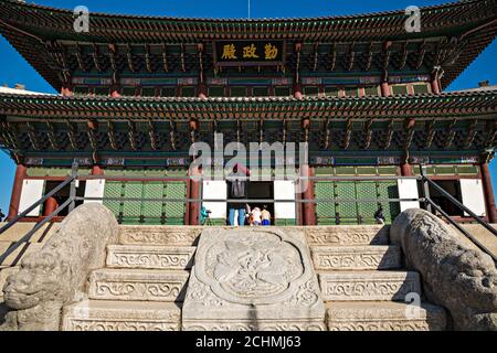 Die Geunjeong-jeon oder Thronhalle, im Gyeongbokgung Palast in Seoul, Südkorea. Stockfoto