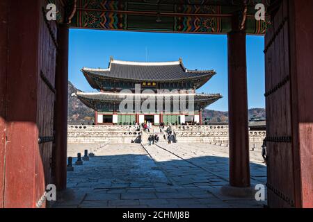 Die Geunjeong-jeon oder Throne Hall, eingerahmt vom Geunjeongmun Tor am Gyeongbokgung Palast in Seoul, Südkorea. Stockfoto