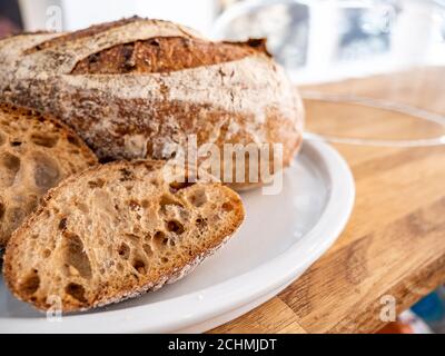 Sauerteig Brot. Konzentrieren Sie sich auf den Schnitt Sauerteig Brot mit Hintergrund Bokeh Kopierraum. Stockfoto