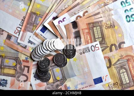 50 Euro-Banknoten. Lettische Geldmetallmünzen lat, das war vor der Einführung der Euro-Münzen in Lettland. Stockfoto