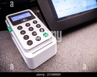 Ein iZettle Branded POS (Point of Sale) Kredit-/Debitkarten-Leseautomat auf einem Ladentisch mit Touchscreen bis im Hintergrund. Stockfoto