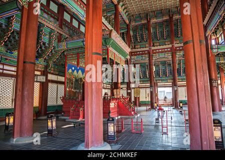 Innenansicht der verzierten Geunjeong-jeon oder Throne Hall, im Gyeongbokgung Palast in Seoul, Südkorea. Stockfoto