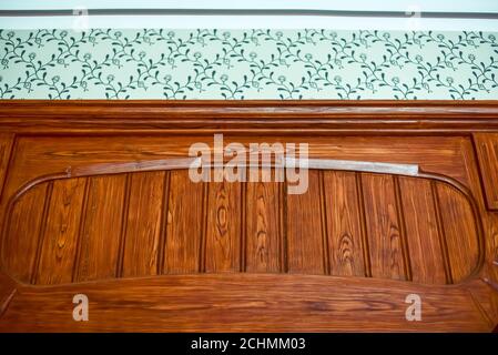 Element einer hölzernen Tür von brauner Farbe eingemeißelt Klassischer Stil Stockfoto
