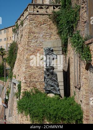 Bronzeskulptur Denkmal und Platte zu den Gefallenen im Krieg In Acquaviva Picena - italien Stockfoto