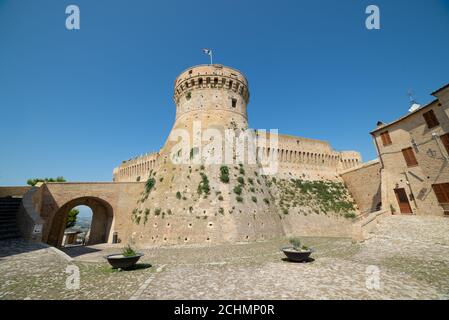 Außenansicht des mittelalterlichen Dorfes Acquaviva Picena in Ascoli Piceno - Italien Stockfoto