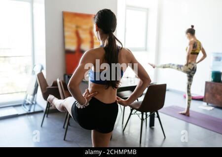 Junge Frau tut Yoga Pose Übung gesunden Lebensstil Stockfoto