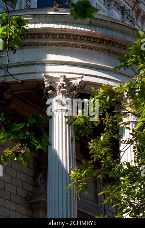 Steinsäulen und geschwungene Giebel in der St Paul's Cathedral, London Stockfoto