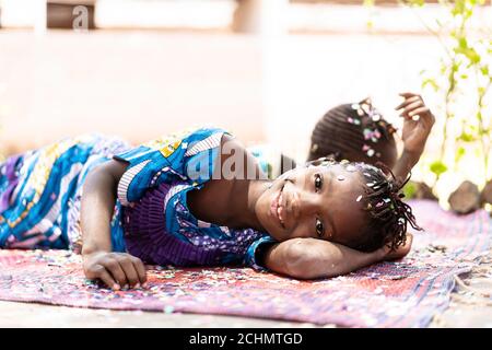 Fröhliche Junge Afrikanische Mädchen Schwestern Frauen Lächelnd Liegend Im Freien Horizontal Aufnahme Stockfoto