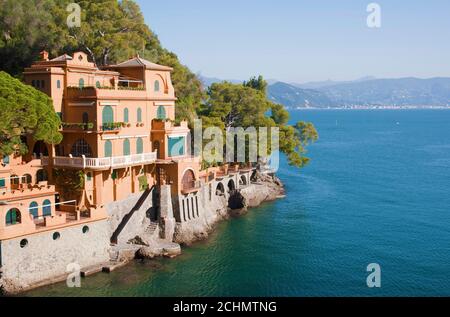 Wunderschöne Villa an felsiger Küste in der Nähe von Portofino, Italien. Stockfoto