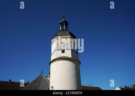 Low-Winkel-Aufnahme des Uhrturms aus dem fünften Innenhof des Schlosses Burghausen in Deutschland Stockfoto