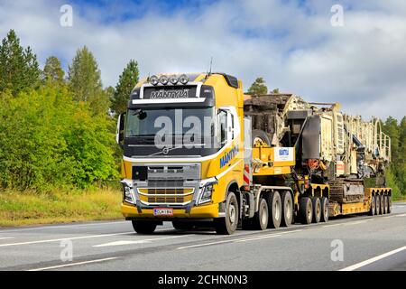 Yellow Volvo FH16 Sattelauflieger Mantyla E&E Ky schleppt Lokotrack mobile Sieb-und Zerkleinerungsanlage als breite Last. Forssa, Finnland. September 11, 2020. Stockfoto