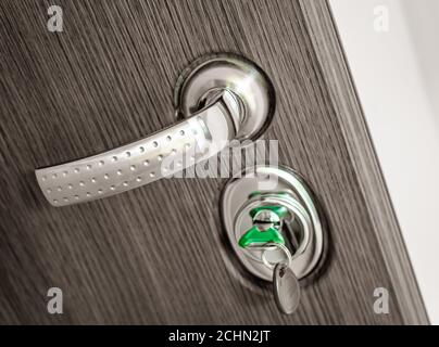 Türgriff mit Schlüssel im Schlüsselloch geöffnet Stockfoto