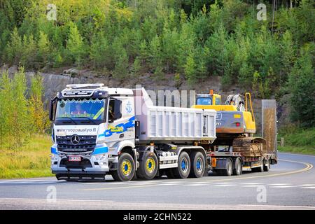 Mercedes-Benz Arocs 3758 LKW von Lopen Maa- ja Vesirakenne Oy transportiert Baumaschinen auf der Autobahn 2. Forssa, Finnland. September 11, 2020. Stockfoto