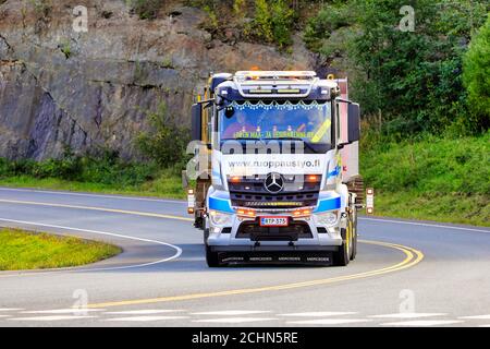 Mercedes-Benz Arocs 3758 LKW von Lopen Maa- ja Vesirakenne Oy transportiert Baumaschinen auf der Autobahn 2. Forssa, Finnland. September 11, 2020. Stockfoto