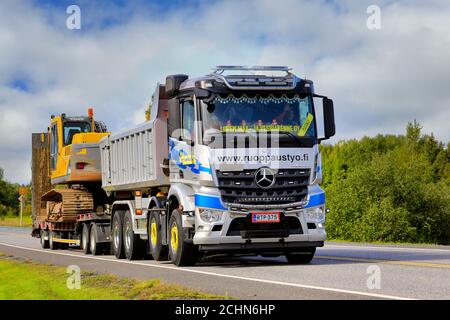 Mercedes-Benz Arocs 3758 LKW von Lopen Maa- ja Vesirakenne Oy transportiert Baumaschinen auf der Autobahn 2. Forssa, Finnland. September 11, 2020. Stockfoto