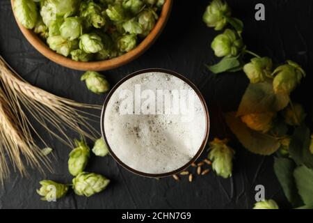 Bier, Weizen und Hopfen auf schwarzem Hintergrund Stockfoto