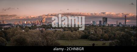 Ein Panoramablick auf London bei Sonnenuntergang von Primrose Hill in London Stockfoto