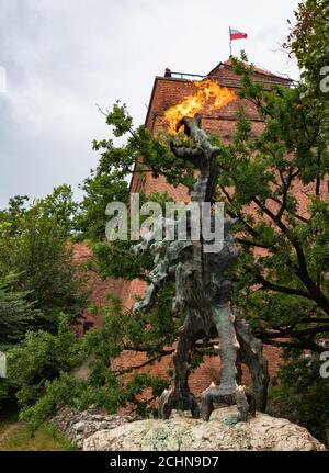 Ein Bild des legendären Wawel Dragon Spucken Feuer (Krakau). Stockfoto