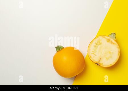 Runde Zucchini und die Hälfte auf zweifarbigem Hintergrund Stockfoto