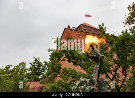 Ein Bild des legendären Wawel Dragon Spucken Feuer (Krakau). Stockfoto