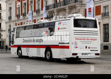 Geparkter spanischer Bus des Roten Kreuzes für Blutspenden in der Puerta del Sol im Zentrum von Madrid, Spanien Stockfoto