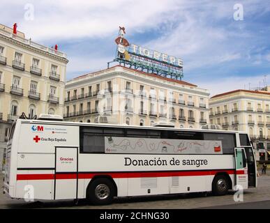 Geparkter spanischer Bus des Roten Kreuzes für Blutspenden in der Puerta del Sol im Zentrum von Madrid, Spanien Stockfoto