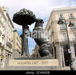 Statue des Bären und des Erdbeerbaumes von Bildhauer Antonio Navarro Santafé Puerta del Sol Madrid Spanien Stockfoto