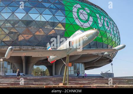 Belgrad, Serbien - 22. Februar 2020: Militärflugzeug vor dem Luftfahrtmuseum am Nikola Tesla Flughafen in Belgrad, Serbien. Stockfoto