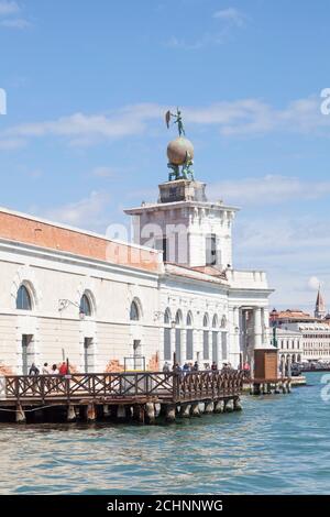 Punta della Dogana, Dorsoduro, Venedig, Venetien, Italien mit Touristen und dem Eingang zum Canale Grande Stockfoto