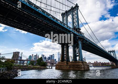 Ein Blick auf die Manhattan Bridge über den East River von Brooklyn aus am Samstag, 12. September 2020. (Gordon Donovan) Stockfoto